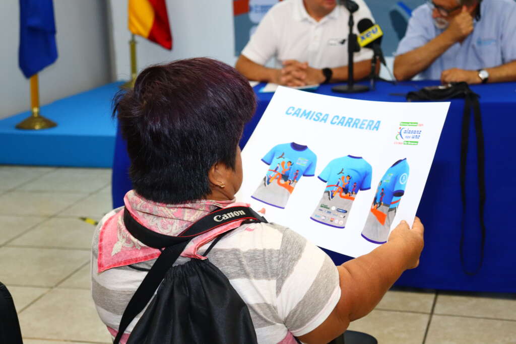 Fotografía: Diseño de la camisa realizado por alumnos y profesores de la institución.