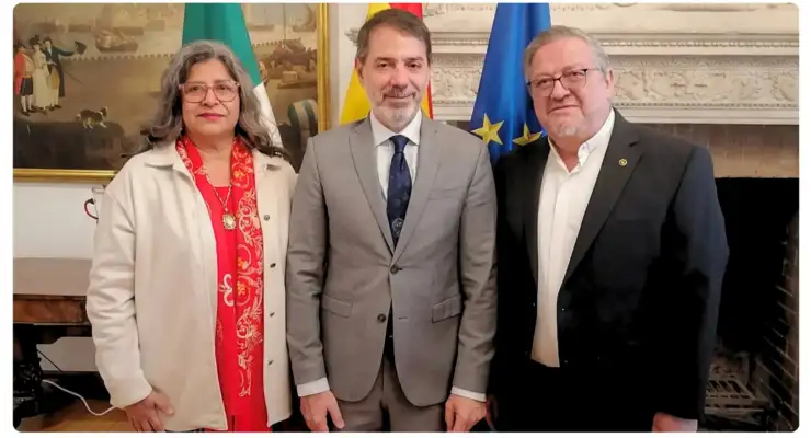El Colegio Cristóbal Colón renueva su convenio educativo con el Ministerio de Educación de España