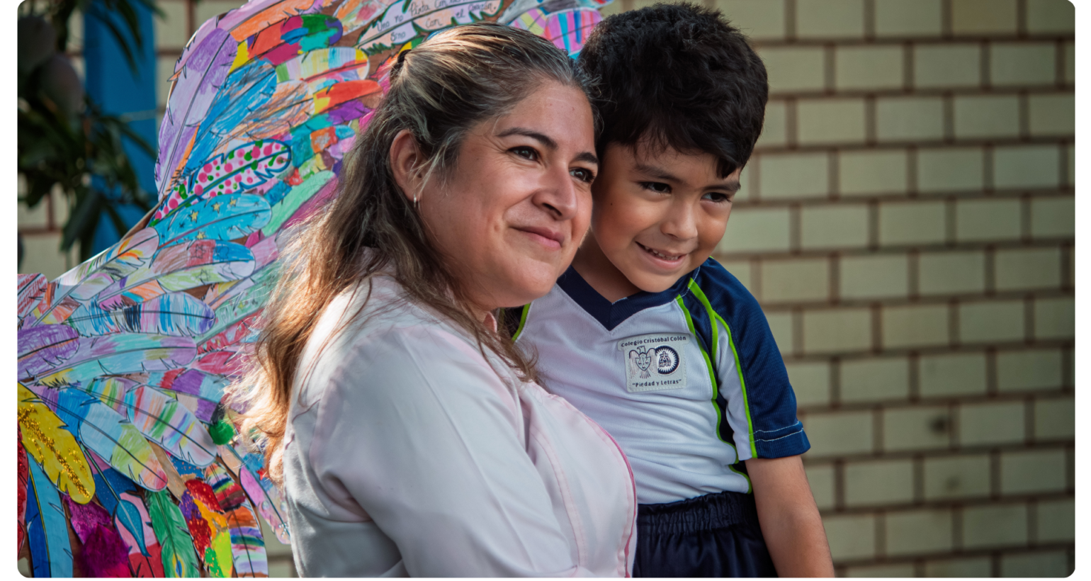 Colegio Cristóbal Colón celebra el amor y la creatividad en la exposición “Flores para Mamá”
