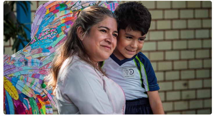 Colegio Cristóbal Colón celebra el amor y la creatividad en la exposición “Flores para Mamá”